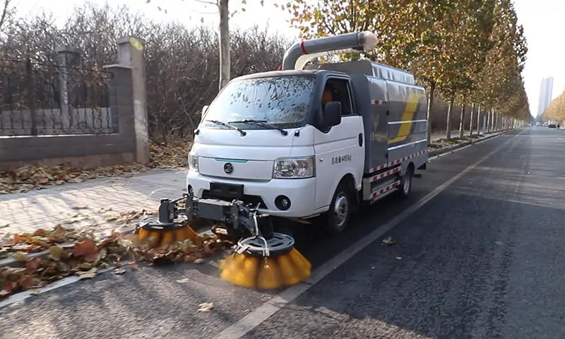 新能源樹葉收集車——城市秋季環衛的智慧之選